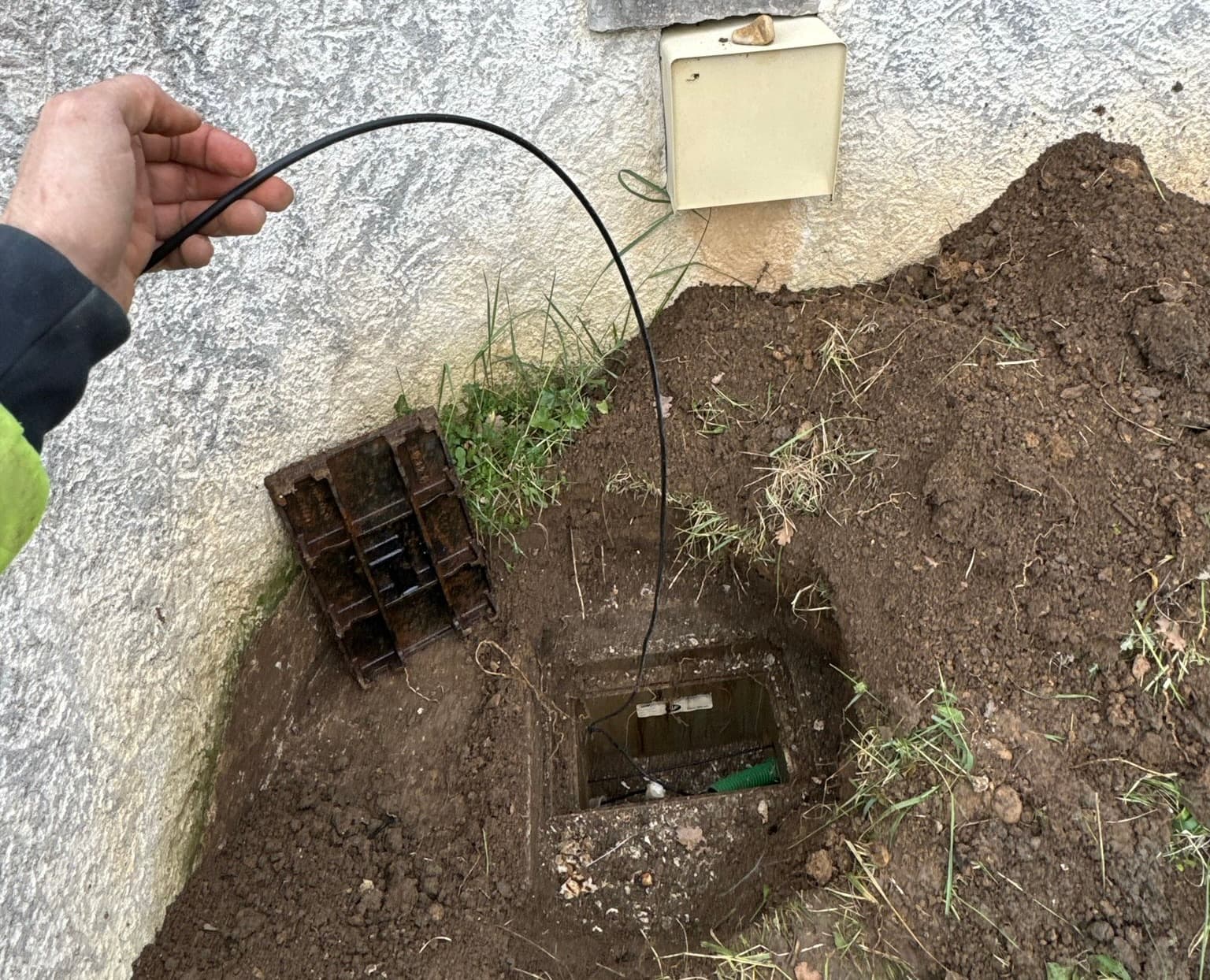 Technicien réalisant un débouchage de fourreau télécom
